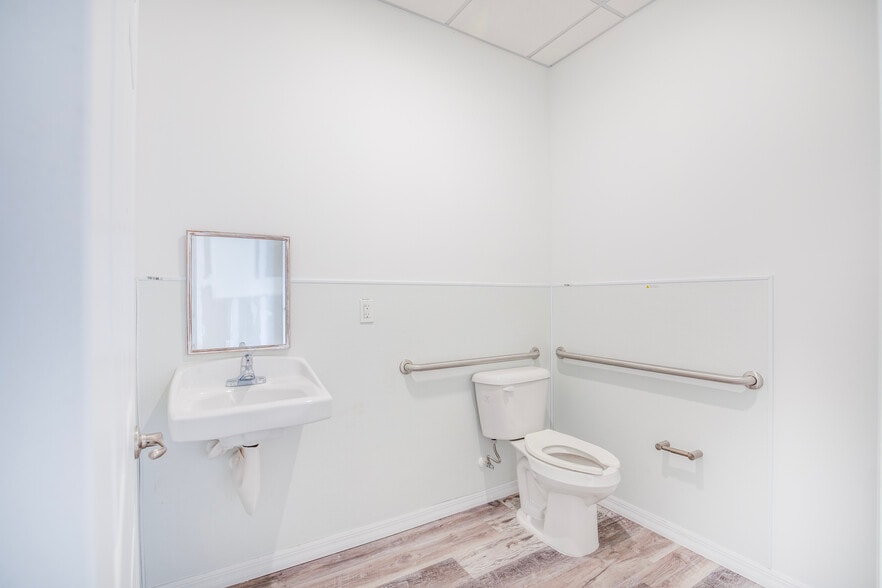 More Photos Of 460 NW Stadium Blvd, Port Saint Lucie Light Distribution For Lease