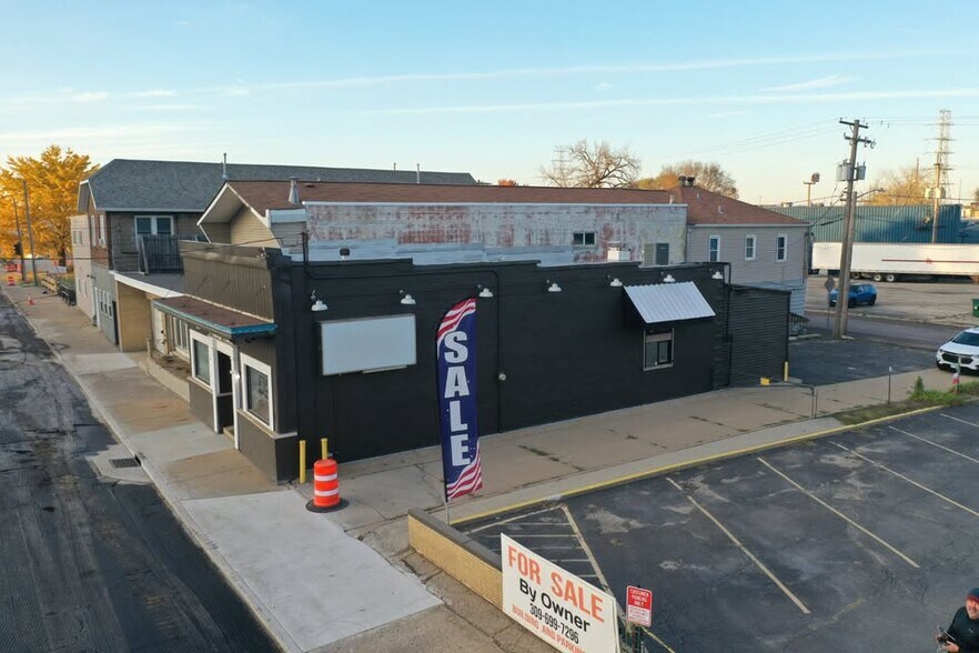 More Photos Of 213 E Washington St, East Peoria General Retail For Sale
