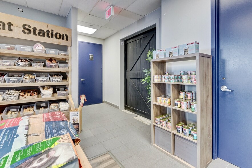 More Photos Of 3145 Dundas St W, Mississauga Storefront Retail Office For Lease