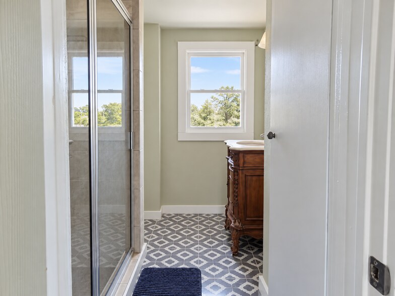 More Photos Of 112 US-290, Ledbetter Hospitality For Sale