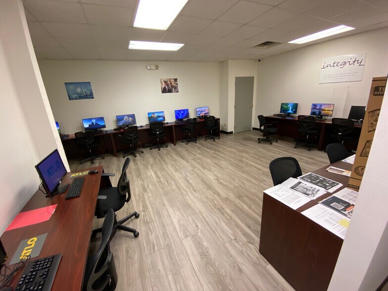 More Photos Of 2112 N Bolton Ave, Alexandria Service For Sale