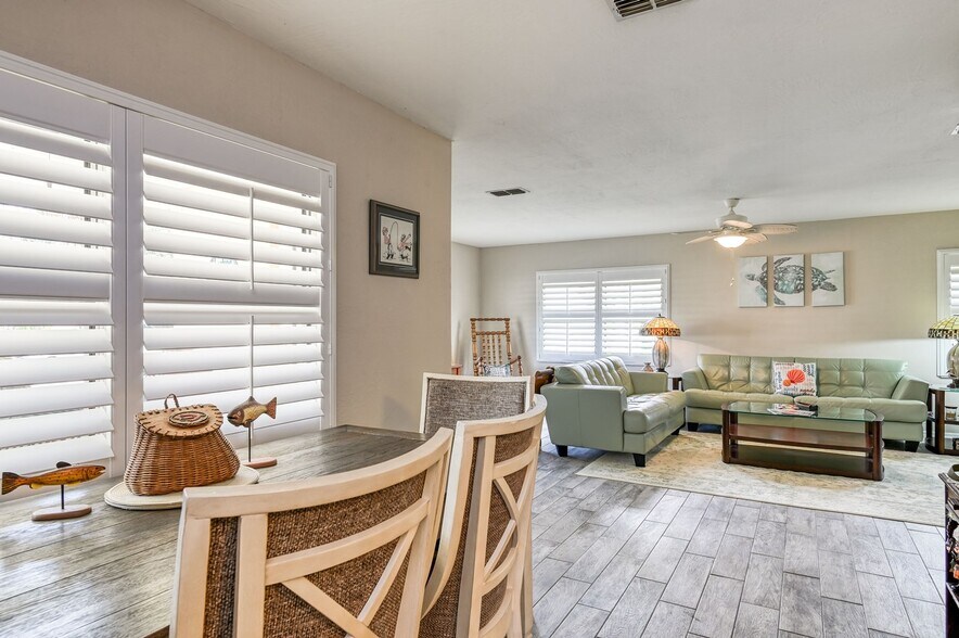 More Photos Of 105 Central Ave, Crescent City Office For Sale