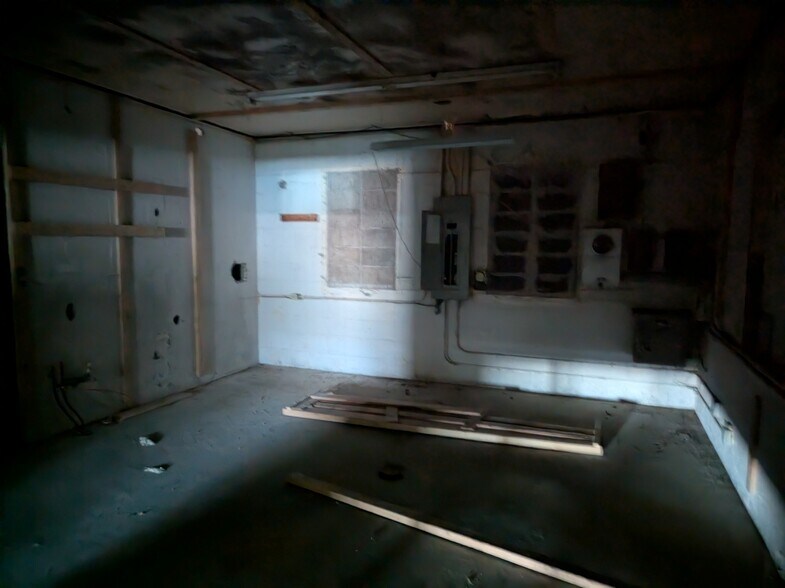 More Photos Of 2416 E Huron Rd, Au Gres Storefront Retail Office For Sale