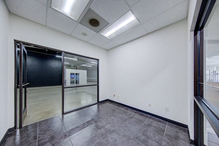 More Photos Of 4625 Wible Rd, Bakersfield Auto Dealership For Lease