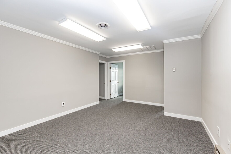 More Photos Of 10810 Hasty Ln, Midlothian Office For Lease