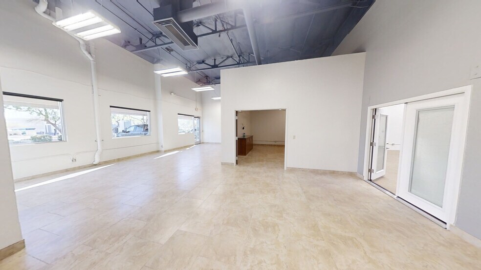 More Photos Of 16055 N Dial Blvd, Scottsdale Warehouse For Lease