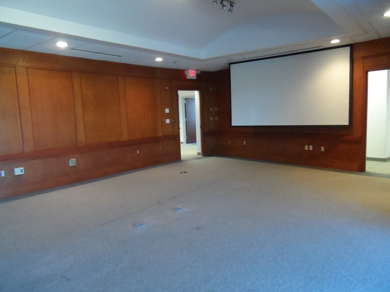 More Photos Of 910 W Basin Rd, New Castle Unknown For Lease