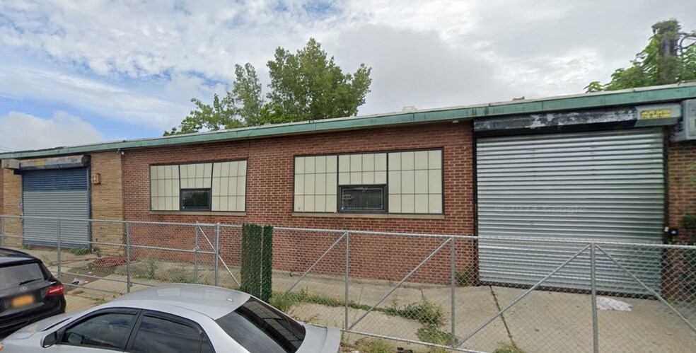 More Photos Of 23 Nassau Ave, Inwood Warehouse For Lease