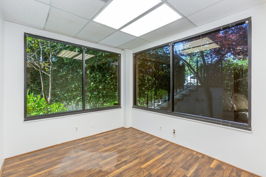 More Photos Of 23030 Lyons Ave, Santa Clarita Medical For Lease