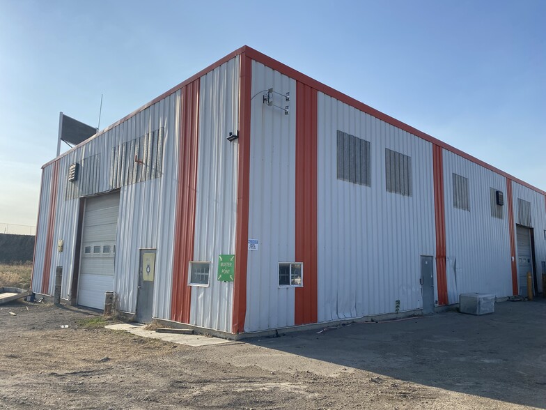 Primary Photo Of 1810 Yellowhead Trl NE, Edmonton Warehouse For Lease