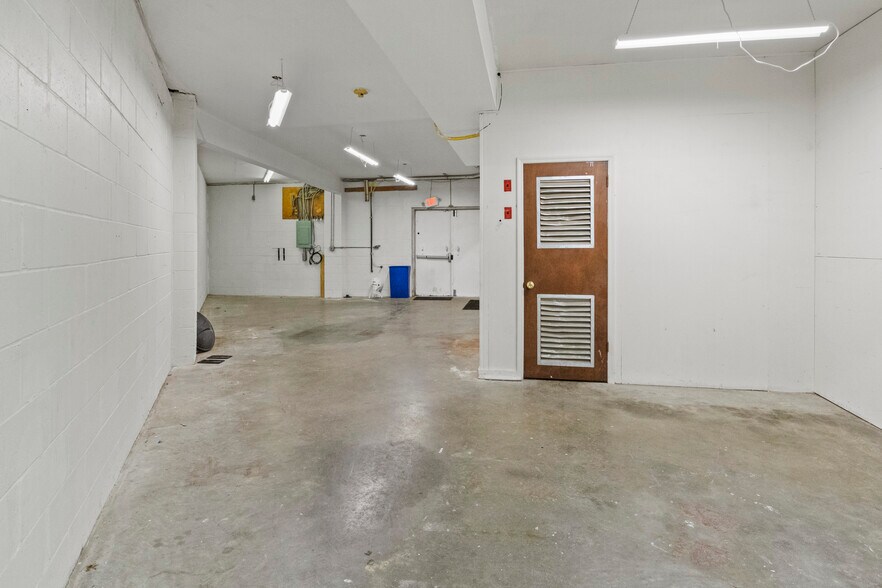 More Photos Of 42 Herb Hill Rd, Glen Cove Flex For Lease