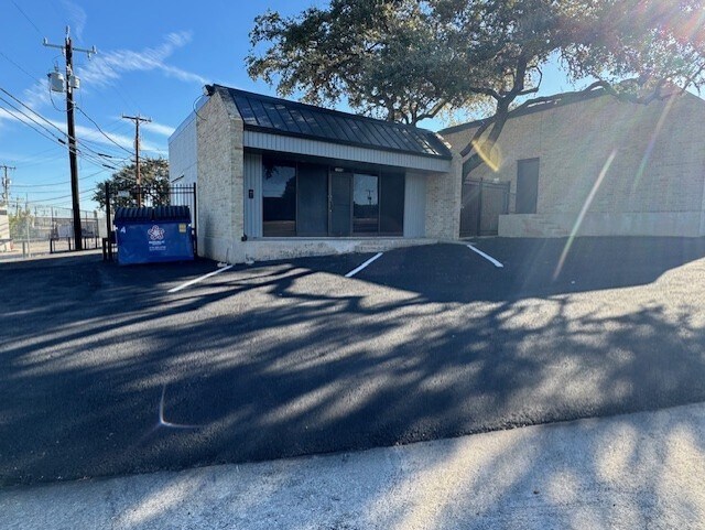 More Photos Of 11901 Warfield St, San Antonio Light Manufacturing For Sale