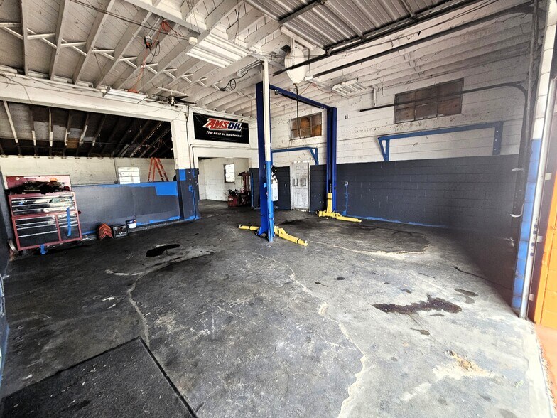 More Photos Of 15217 US 301, Dade City Office For Sale