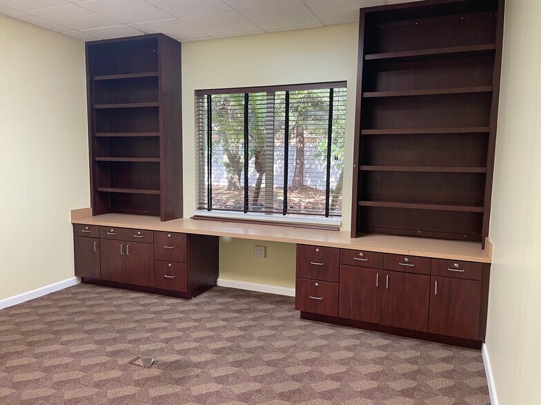 More Photos Of 8407 Pinehurst Dr, Tampa Office For Lease