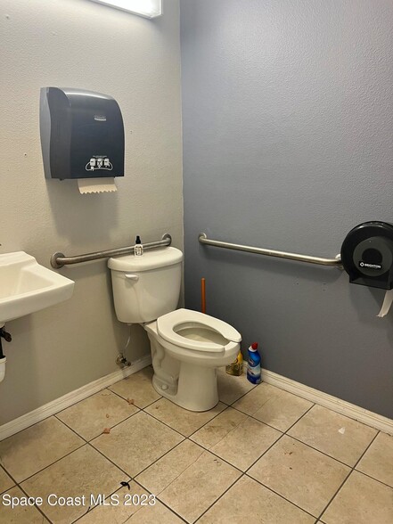 More Photos Of 3111 Skyway Cir, Melbourne Warehouse For Lease