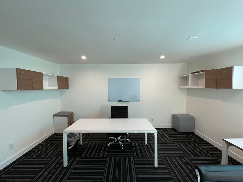 More Photos Of 292-296 N Palm Canyon Dr, Palm Springs Storefront Retail Residential For Lease