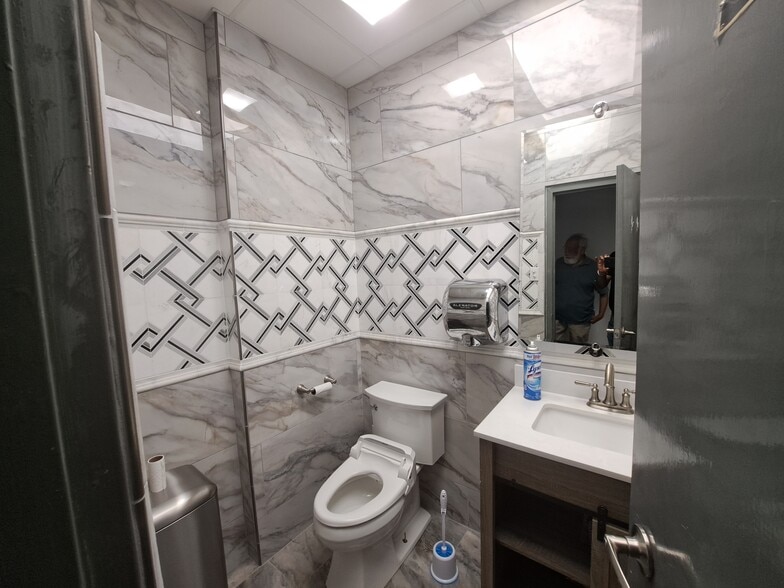 More Photos Of 625 Factory Rd, Addison Warehouse For Sale