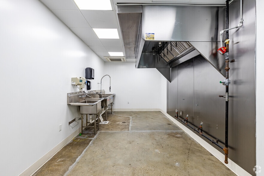 More Photos Of 18 N Dollins Ave, Orlando Warehouse For Lease