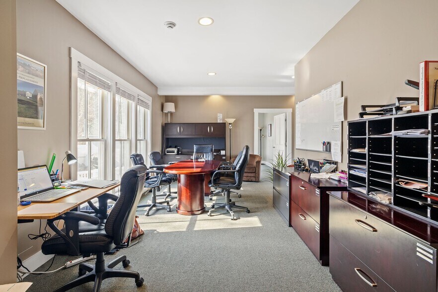 More Photos Of 183 Mammoth Rd, Londonderry Medical For Lease