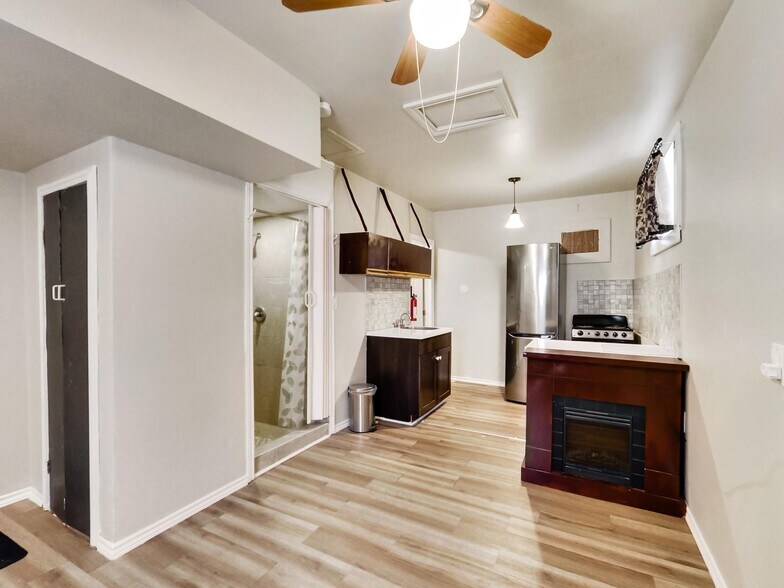 More Photos Of 443 Wentworth St N, Hamilton Storefront Retail Residential For Sale