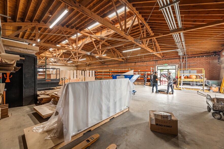 More Photos Of 1458 E 58th Pl, Los Angeles Showroom For Lease