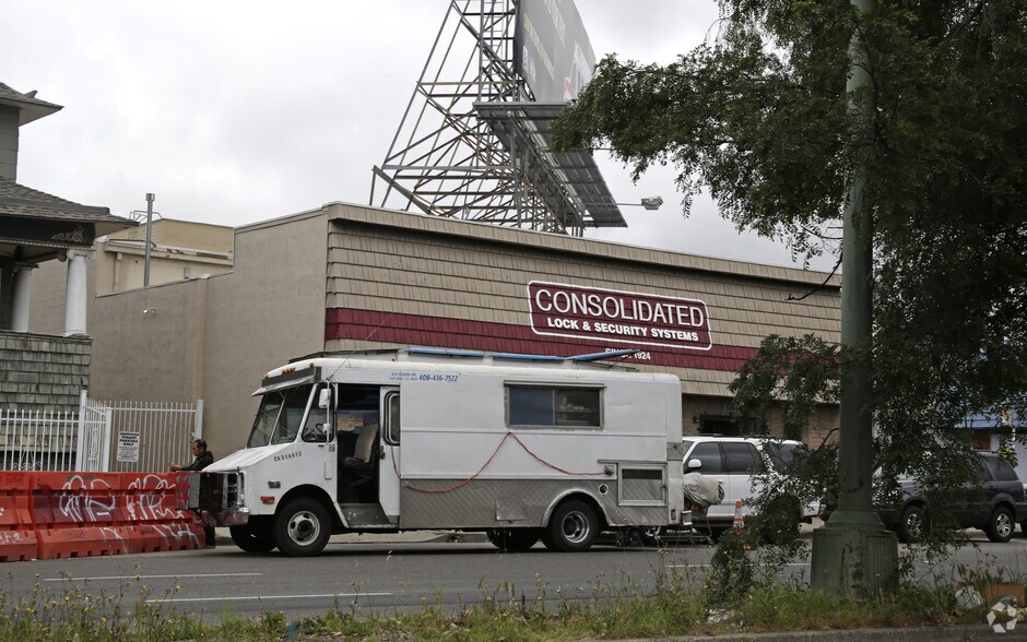 More Photos Of 508-510 W MacArthur Blvd, Oakland Showroom For Sale