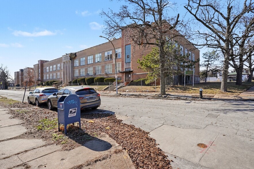 More Photos Of 4253 Clarence Blf, Saint Louis Specialty For Sale