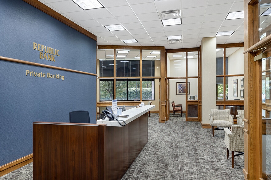 More Photos Of 661 S Hurstbourne Pky, Louisville Office For Sale