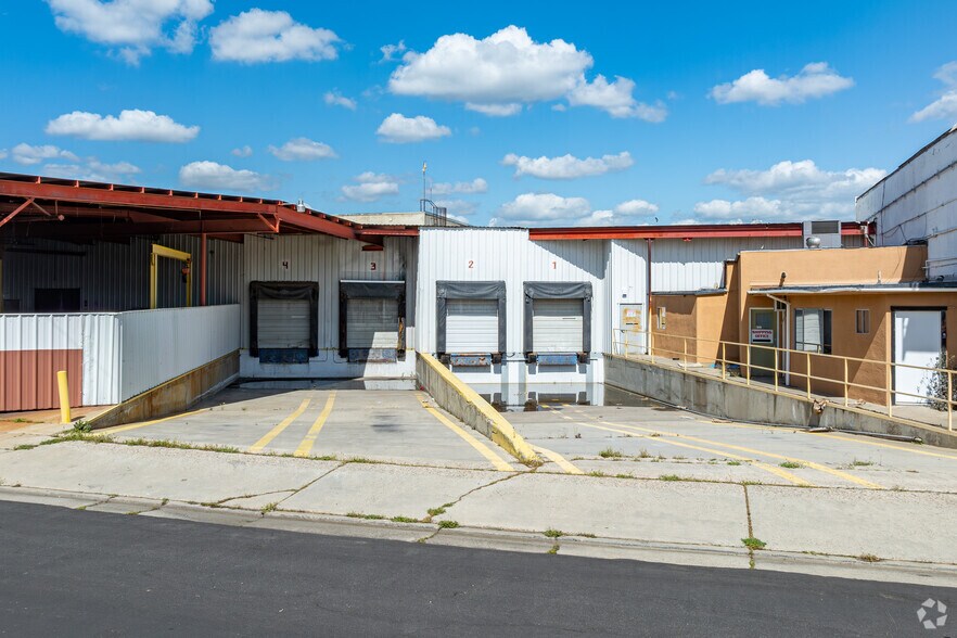 More Photos Of 200 N Uruapan Way, Dinuba Warehouse For Sale