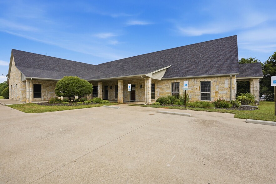 Primary Photo Of 914 Foster Ln, Weatherford Healthcare For Lease