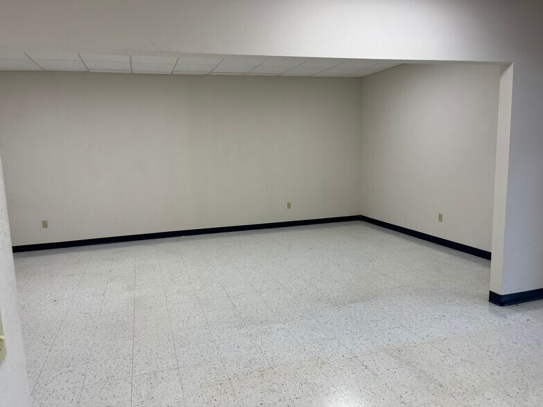 More Photos Of 5959 NW 37th St, Oklahoma City Industrial For Sale
