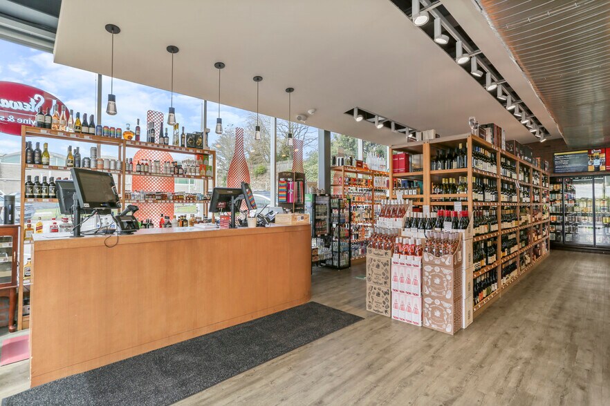 More Photos Of 215 Elm St, New Canaan Freestanding For Lease