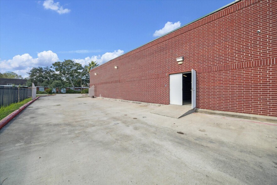 More Photos Of 16920 Mathis Church Rd, Houston Flex For Sale