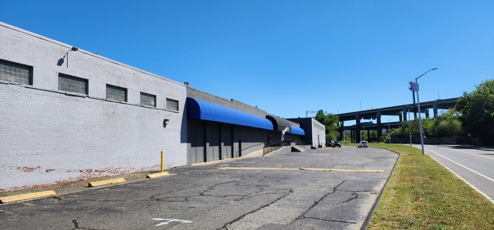 More Photos Of 195 Freight St, Waterbury Bar For Sale