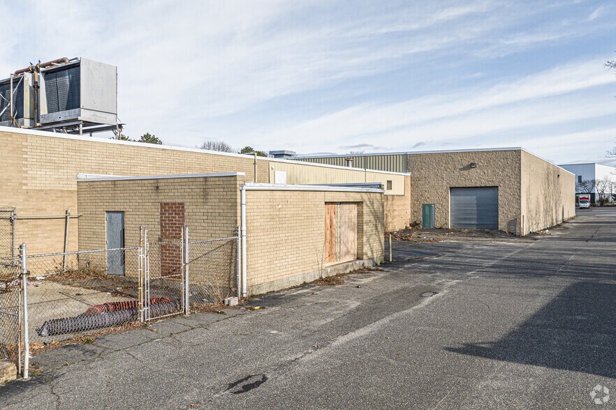 More Photos Of 59 Spence St, Bay Shore Warehouse For Lease