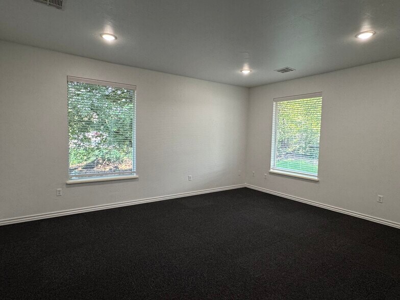 More Photos Of 817 Irish Ln, Edmond Office For Lease