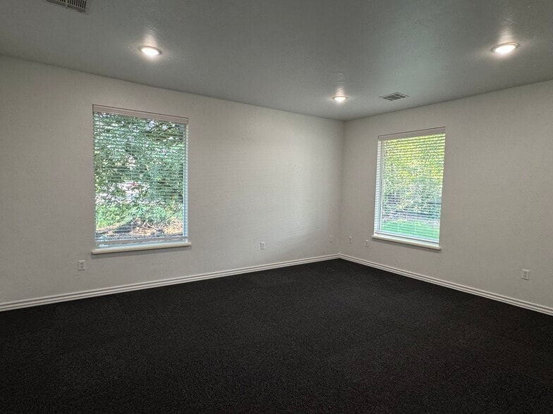 More Photos Of 817 Irish Ln, Edmond Office For Lease