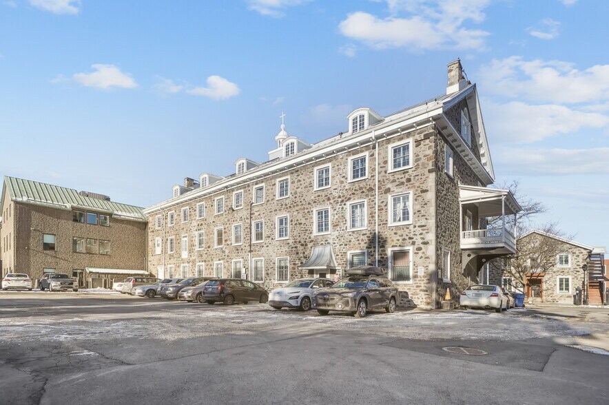 More Photos Of 32 Rue Saint-Charles, Longueuil Office For Lease