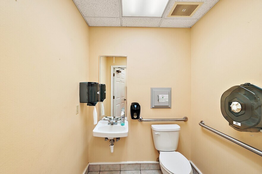 More Photos Of 1414 E Main St, Leesburg Medical For Lease