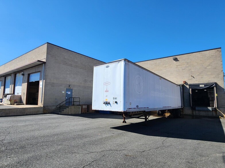 More Photos Of 90 Newfield Ave, Edison Warehouse For Lease