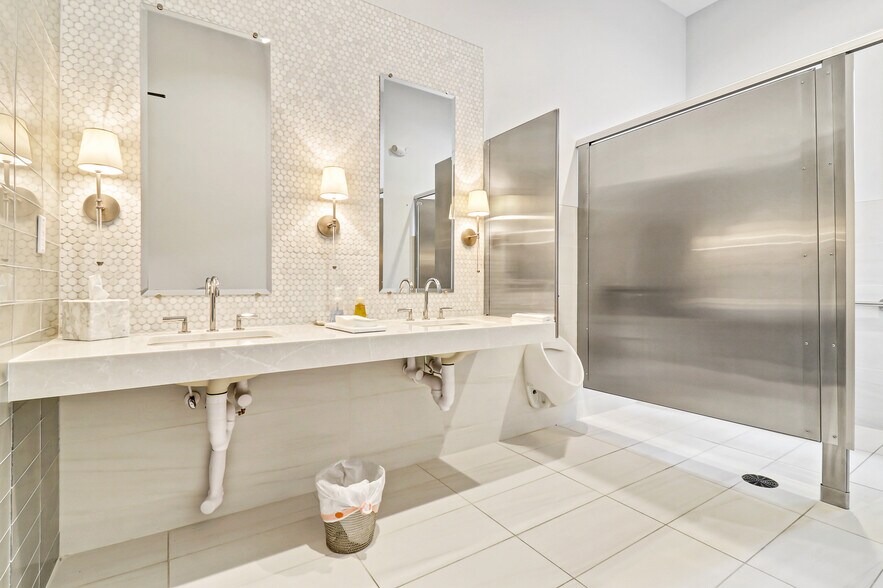 More Photos Of 10 Park Ln, Hilton Head Island Office For Sale