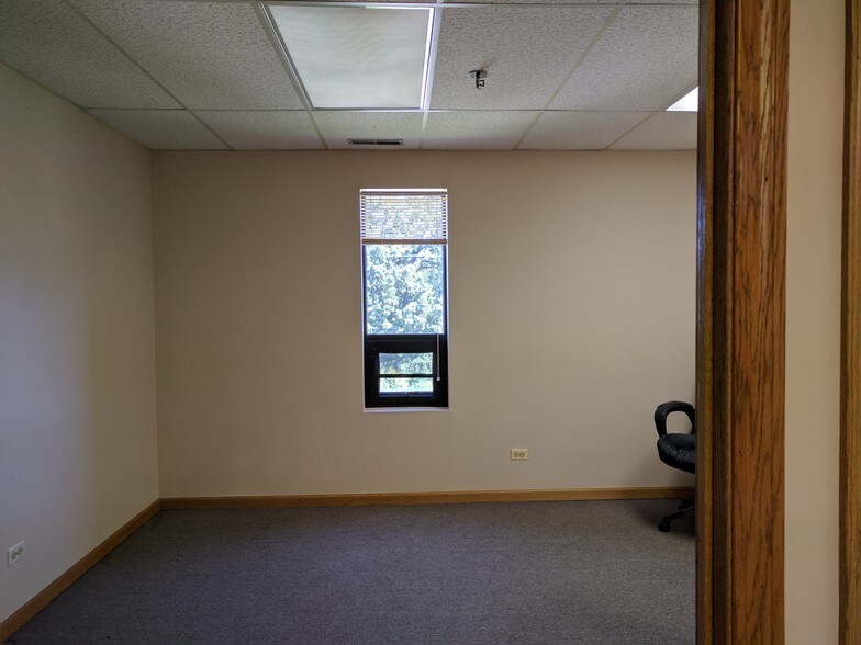 More Photos Of 400 N Schmidt Rd, Bolingbrook Office For Lease