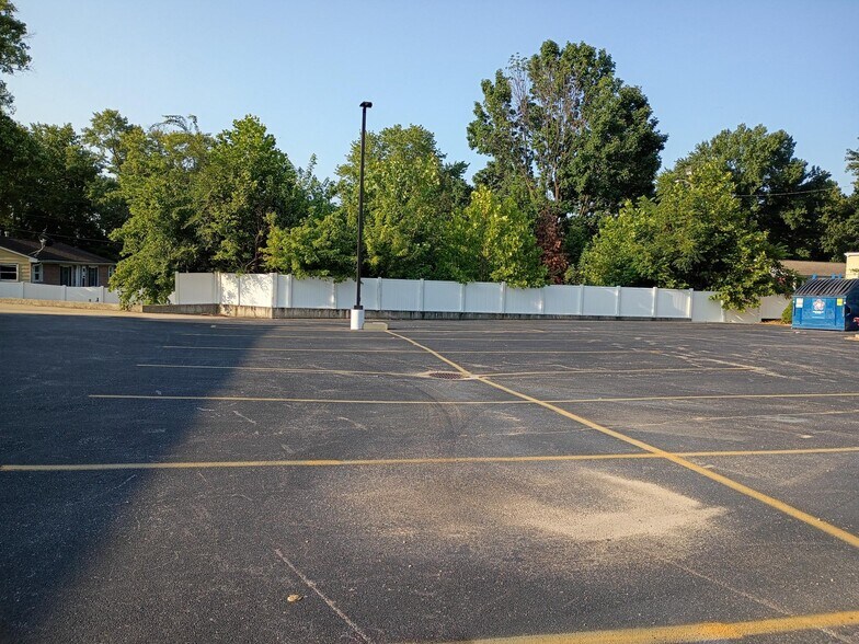More Photos Of 5317-5327 N Illinois St, Fairview Heights General Retail For Lease