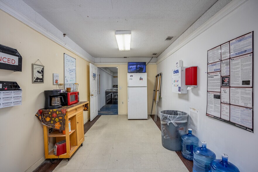 More Photos Of 4431 Augusta Rd, Lexington Light Distribution For Sale