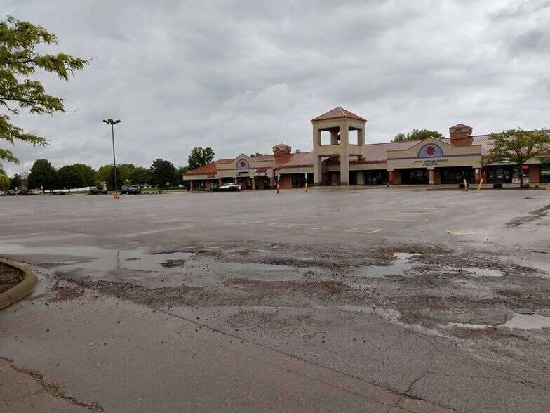 More Photos Of 3311 N Sterling Ave, Peoria General Retail For Sale