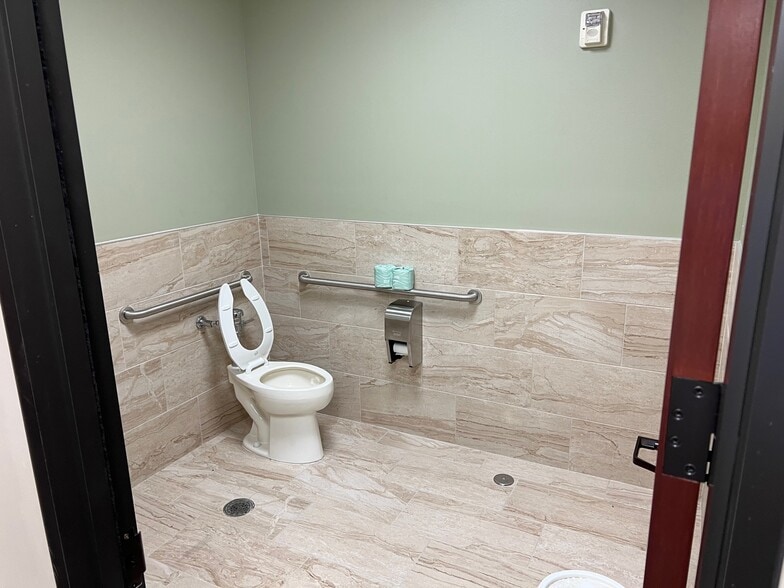 More Photos Of 11110 E I-10 Fwy, Houston Office For Sale