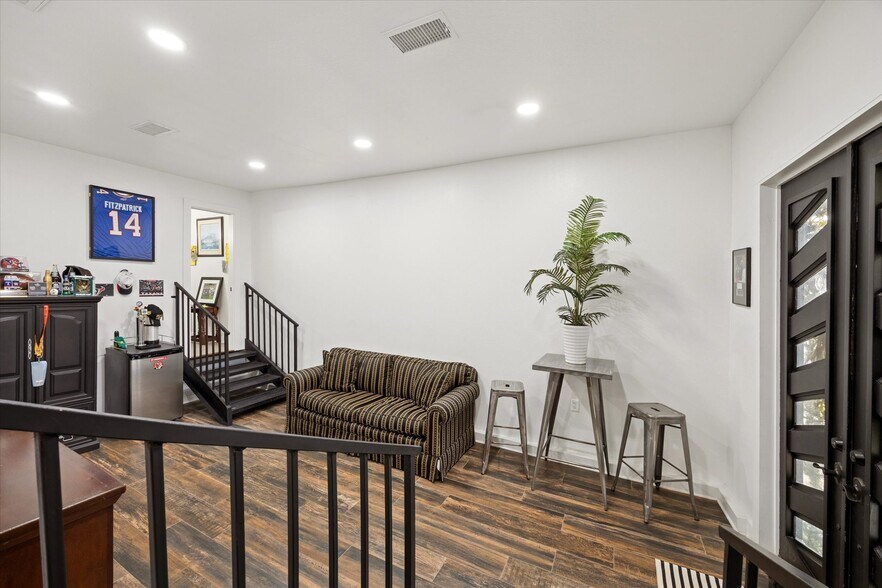 More Photos Of 5225 E 5th St, Katy Light Manufacturing For Sale