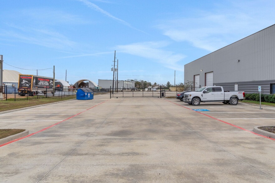 More Photos Of 8110 Parkside Ave, Baytown Warehouse For Sale