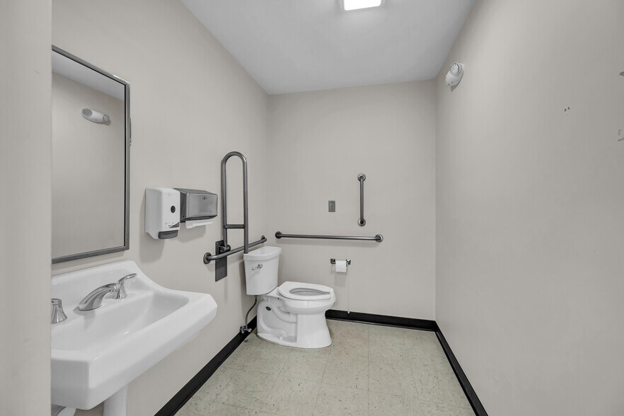 More Photos Of 172 Mount Pleasant Rd, Newtown Medical For Lease