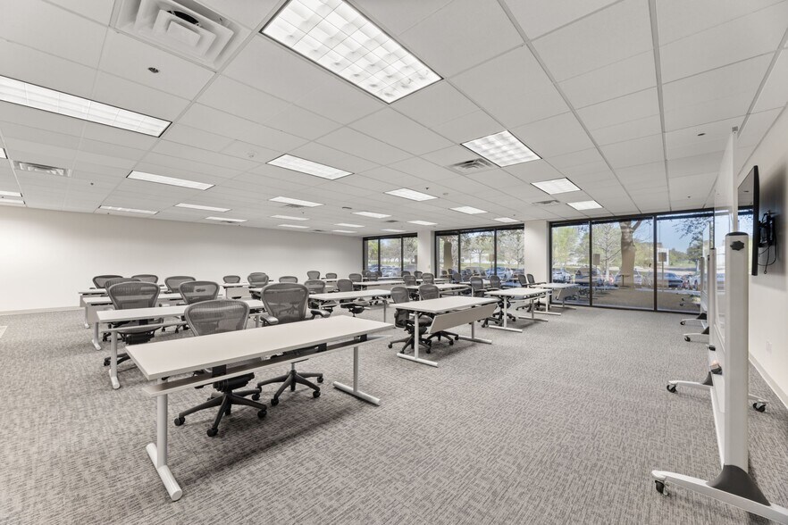 More Photos Of 2100-2120 W Walnut Hill Ln, Irving Office For Lease